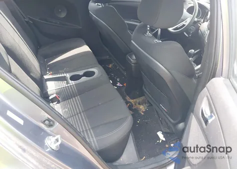 2016 Hyundai Veloster Base (M6) z USA, uszkodzony, nr VIN KMHTC6AD4GU303242